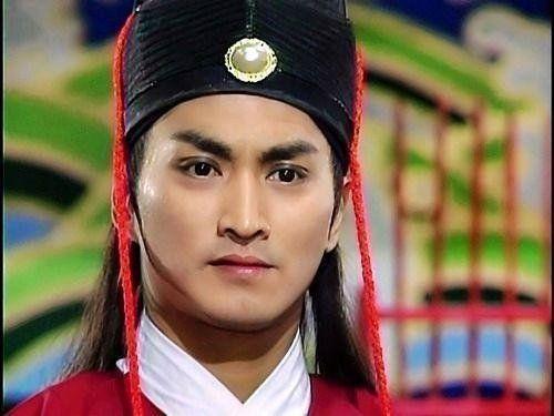 明星何家劲,从武侠明星到公益使者，一路坚守侠义精神